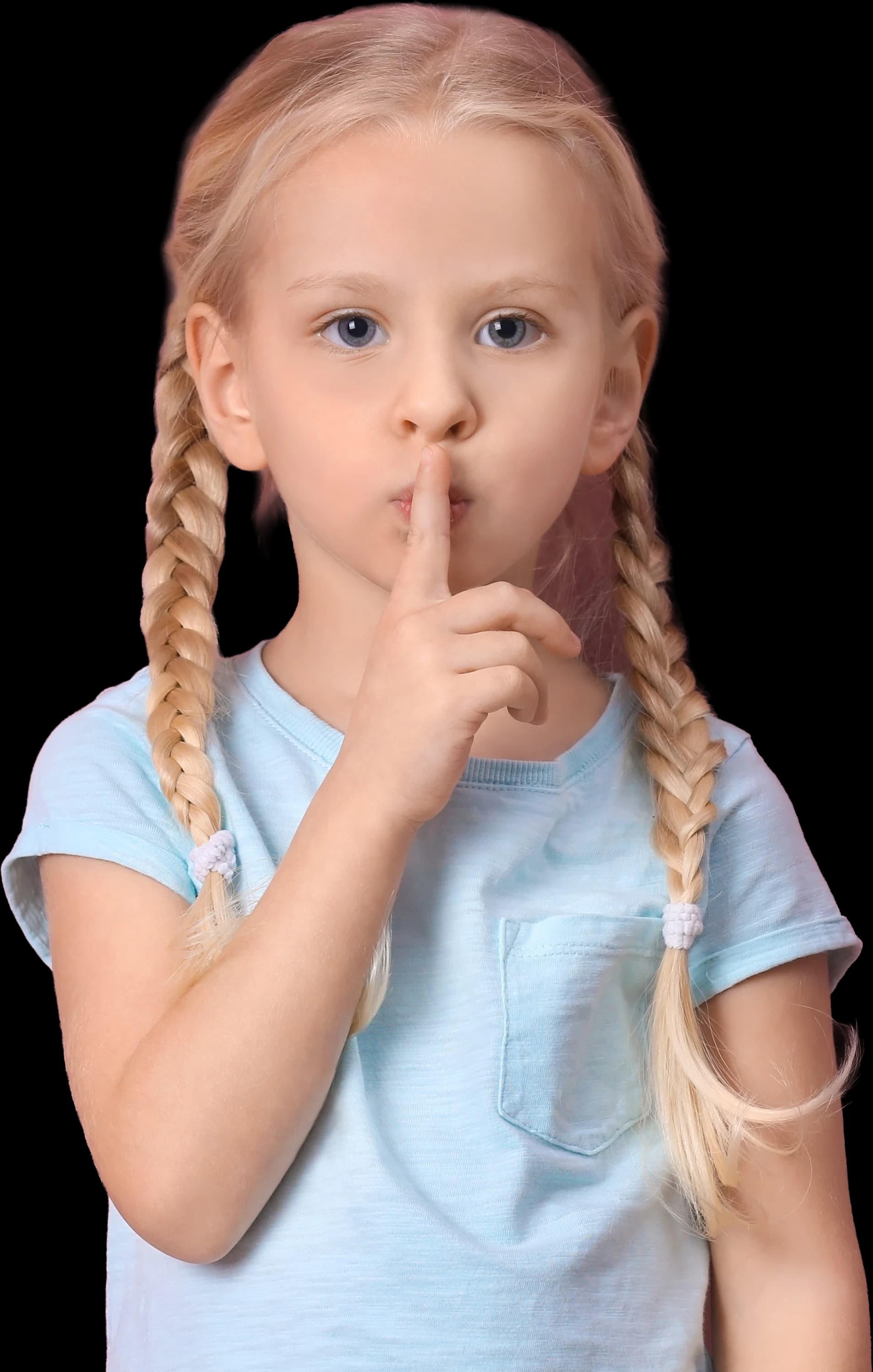 Une petite fille aux tresses blondes, le doigt sur la bouche : chut, on écoute