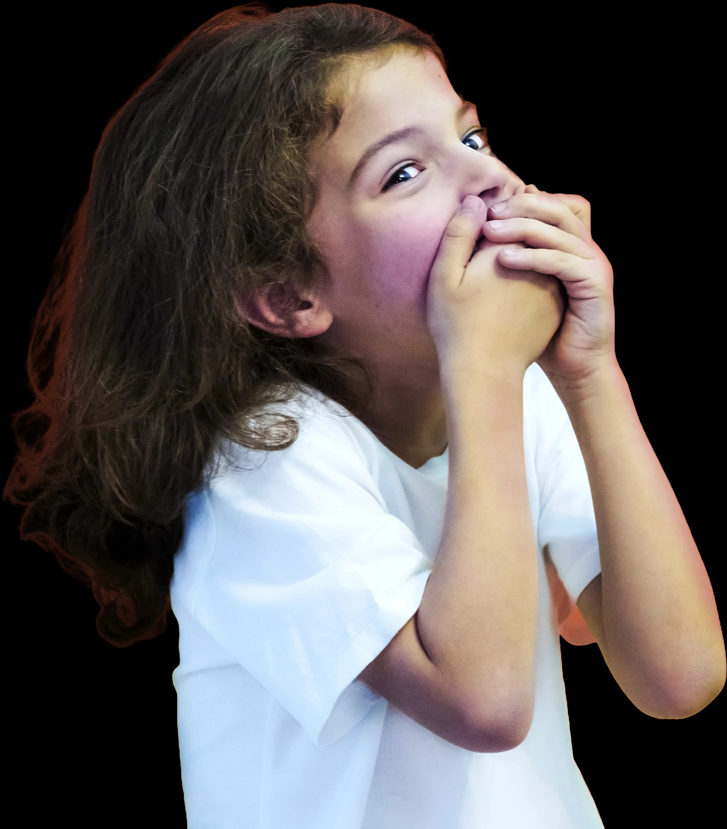 Une petite fille qui étouffe un fou rire dans ses mains