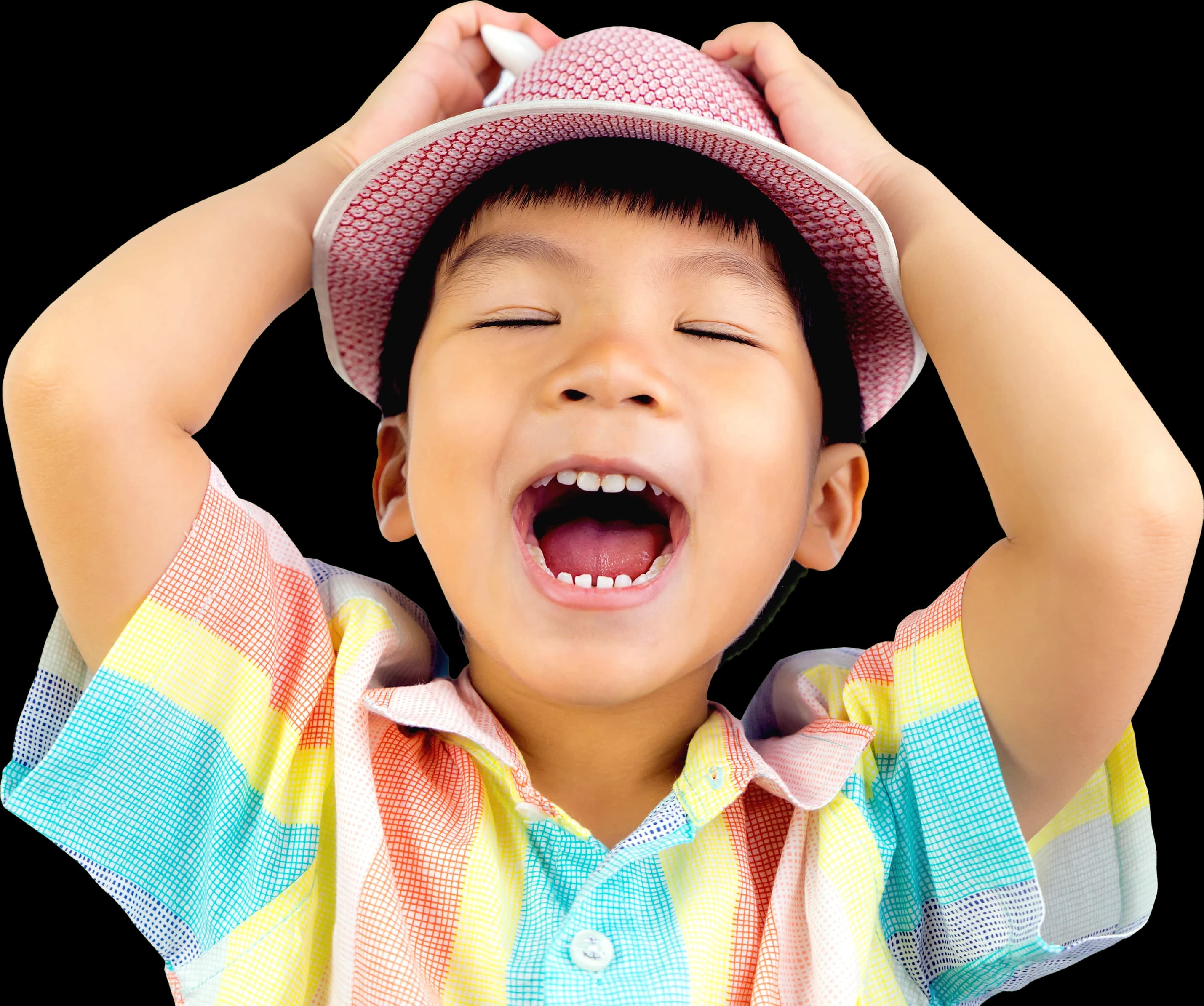 Un enfant au chapeau rose, les mains sur la tête, qui chante à tue-tête