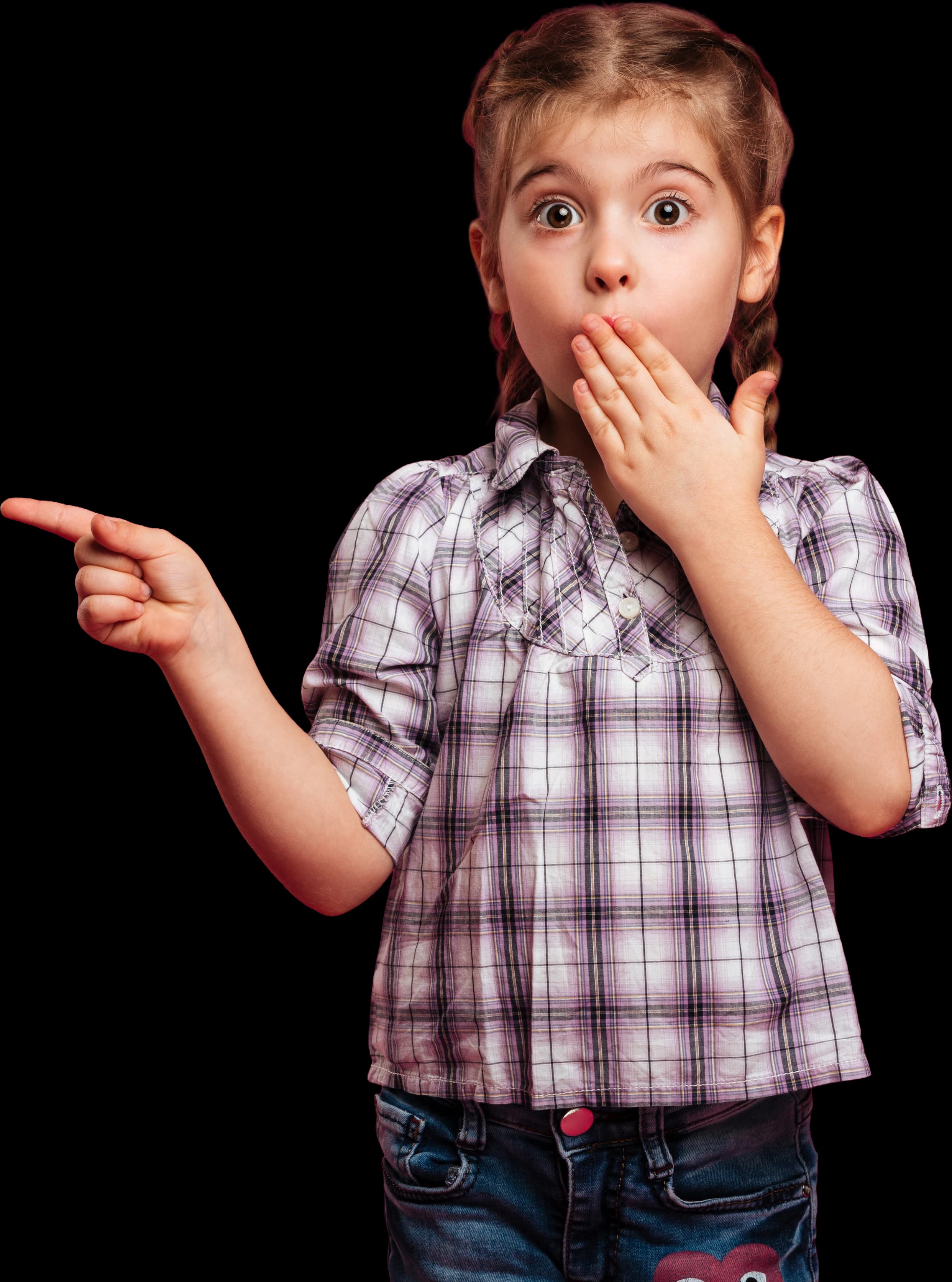 Une petite fille étonnée, la main sur la bouche, qui montre quelque chose du doigt