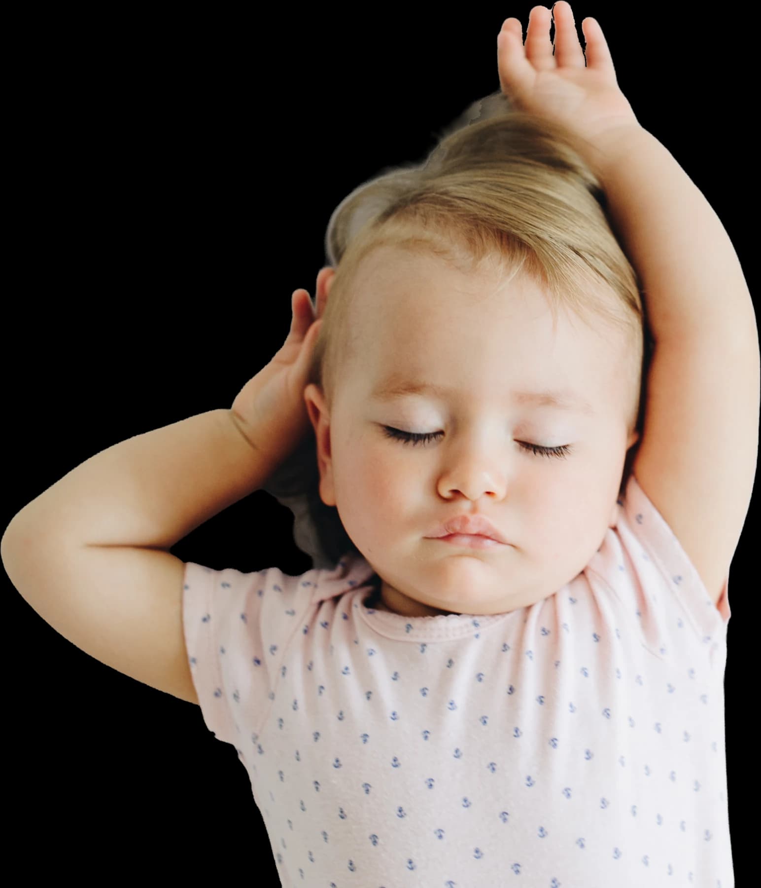 Un tout-petit endormi, les bras au-dessus de la tête