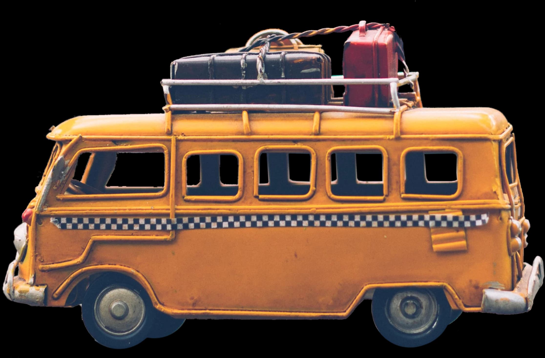 Une camionnette jaune, des valises sur le toit
